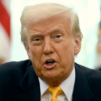 Das Bild zeigt US-Präsident Donald Trump bei einer Rede im Oval Office des Weißen Hauses. Foto: Uncredited/Pool/AP/dpa