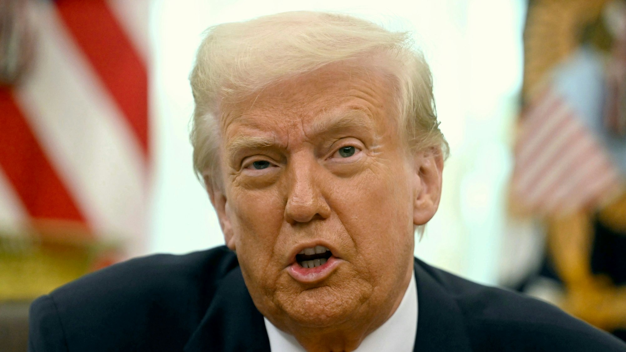 Das Bild zeigt US-Präsident Donald Trump bei einer Rede im Oval Office des Weißen Hauses. Foto: Uncredited/Pool/AP/dpa