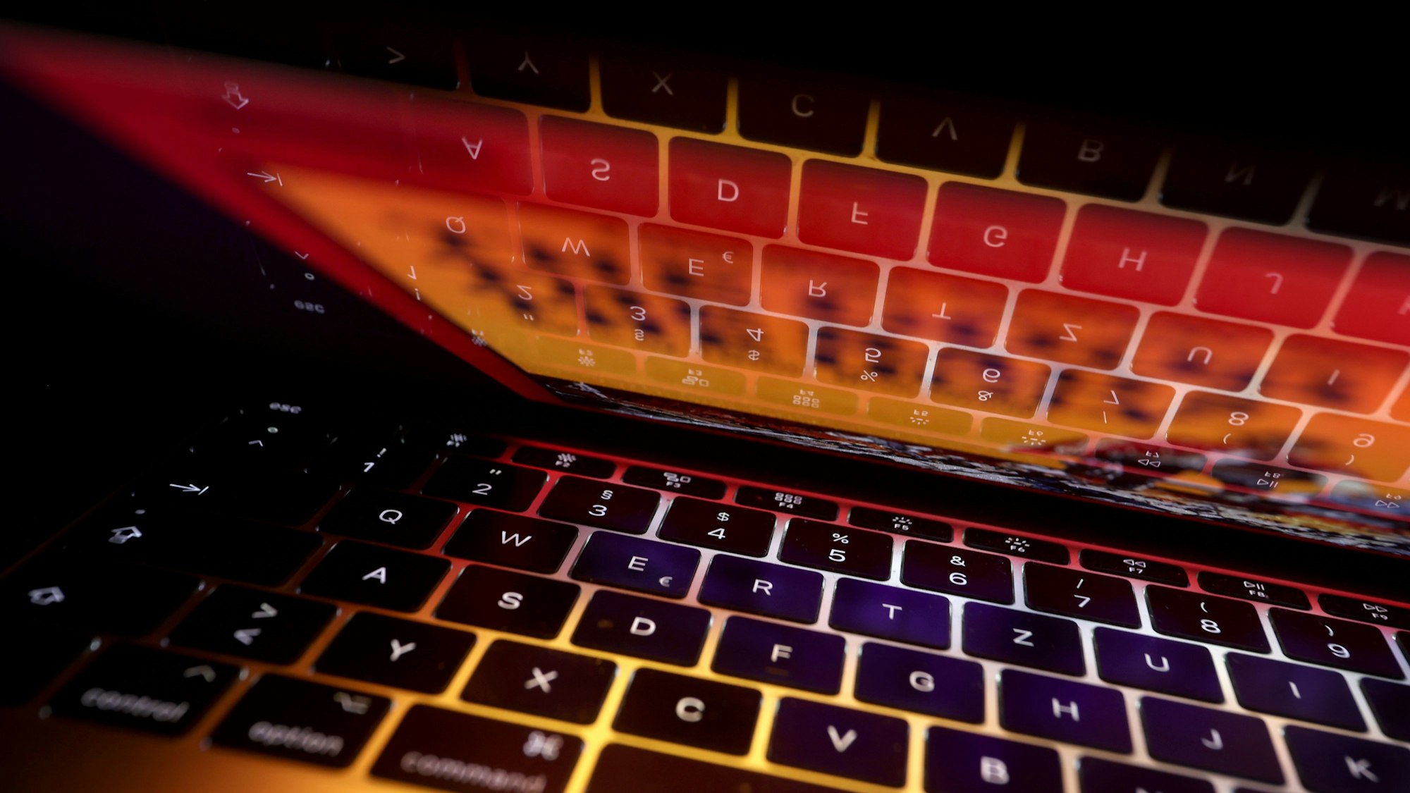 ILLUSTRATION - 28.03.2023, Bayern, Kempten: Die Tastatur eines Laptops spiegelt sich auf dem Bildschirm des Computers. (zu dpa: «Anlagebetrüger erbeuten knapp 90.000 Euro in Hochspeyer») Foto: Karl-Josef Hildenbrand/dpa +++ dpa-Bildfunk +++