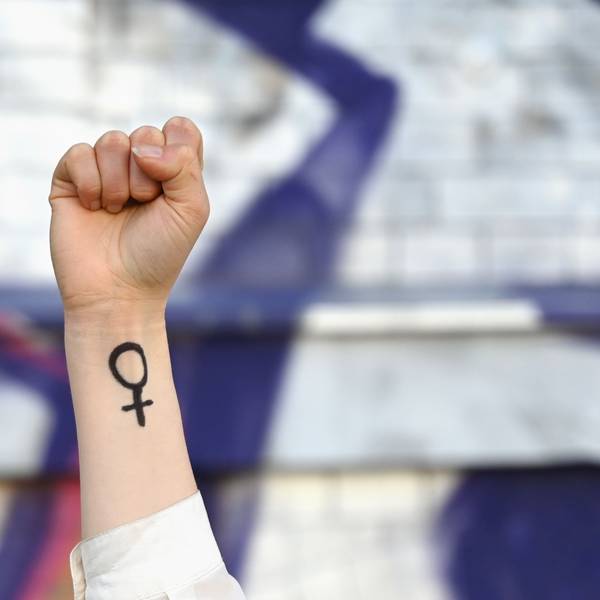 ILLUSTRATION - 07.03.2025, Sachsen, Leipzig: Eine Frau hebt ihre Faust in die Höhe. Auf ihrem Arm ist das Venussymbol zu sehen, das für das weibliche Geschlecht und Frauenrechte steht. Am ersten Frauentag kämpften die Frauen für ihr Wahlrecht. Auch in heutiger Zeit stehen Themen wie Gleichberechtigung, Frieden und Abrüstung im Vordergrund. Foto: Elisa Schu/dpa +++ dpa-Bildfunk +++