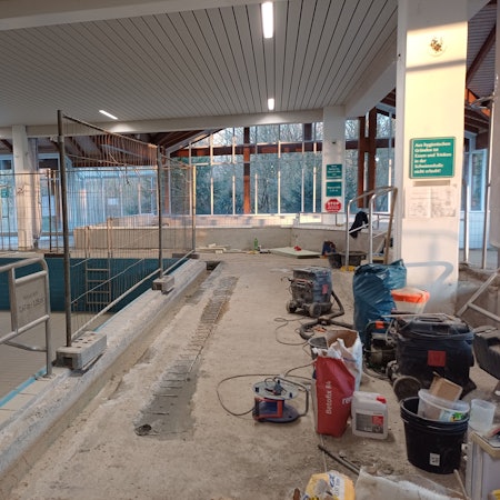 Am Nichtschwimmerbecken ist Beton abgeplatzt, sodass sich die Arbeiten verzögern.