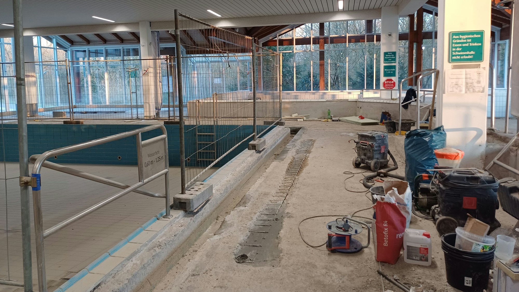 Am Nichtschwimmerbecken ist Beton abgeplatzt, sodass sich die Arbeiten verzögern.