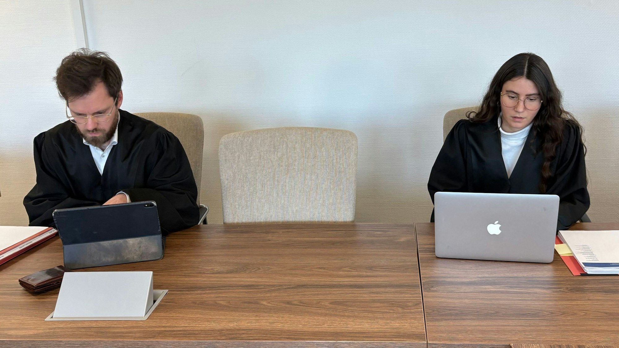Der Platz zwischen den Verteidigern Björn Huppertz und Tamara Pütz blieb in Saal 213 des Kölner Landgerichts frei.