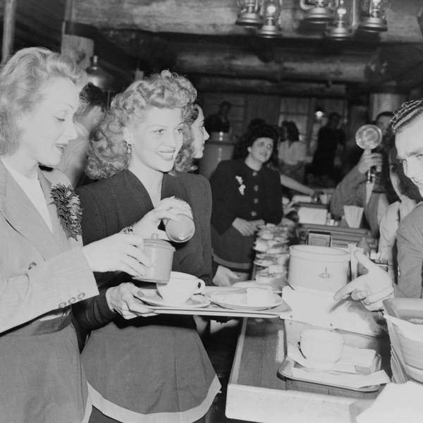 Marlene Dietrich (links) und Rita Hayworth servieren Mahlzeiten für Soldaten in der Hollywood Canteen