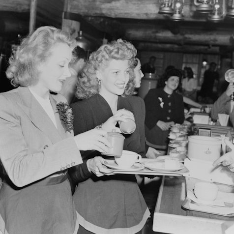 Marlene Dietrich (links) und Rita Hayworth servieren Mahlzeiten für Soldaten in der Hollywood Canteen