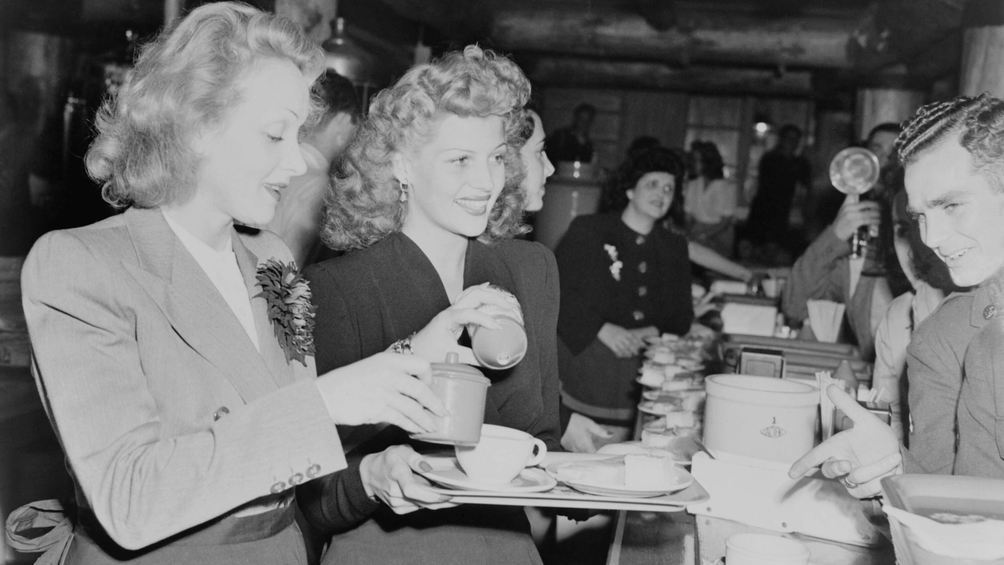 Marlene Dietrich (links) und Rita Hayworth servieren Mahlzeiten für Soldaten in der Hollywood Canteen
