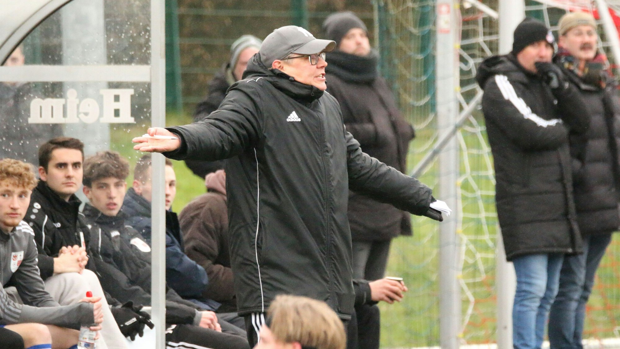 Dahlem-Schmidtheims Trainer Marcel Timm steht mit ausgebreiteten Armen vor der Ersatzbank.