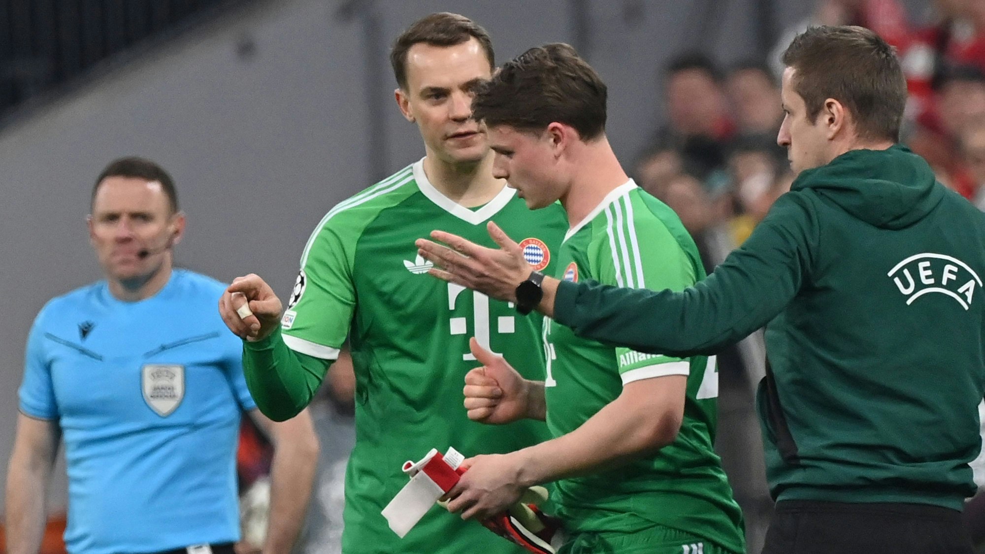 Manuel Neuer gibt nach seiner Verletzung Jonas Urbig noch ein paar motivierende Worte auf den Weg.