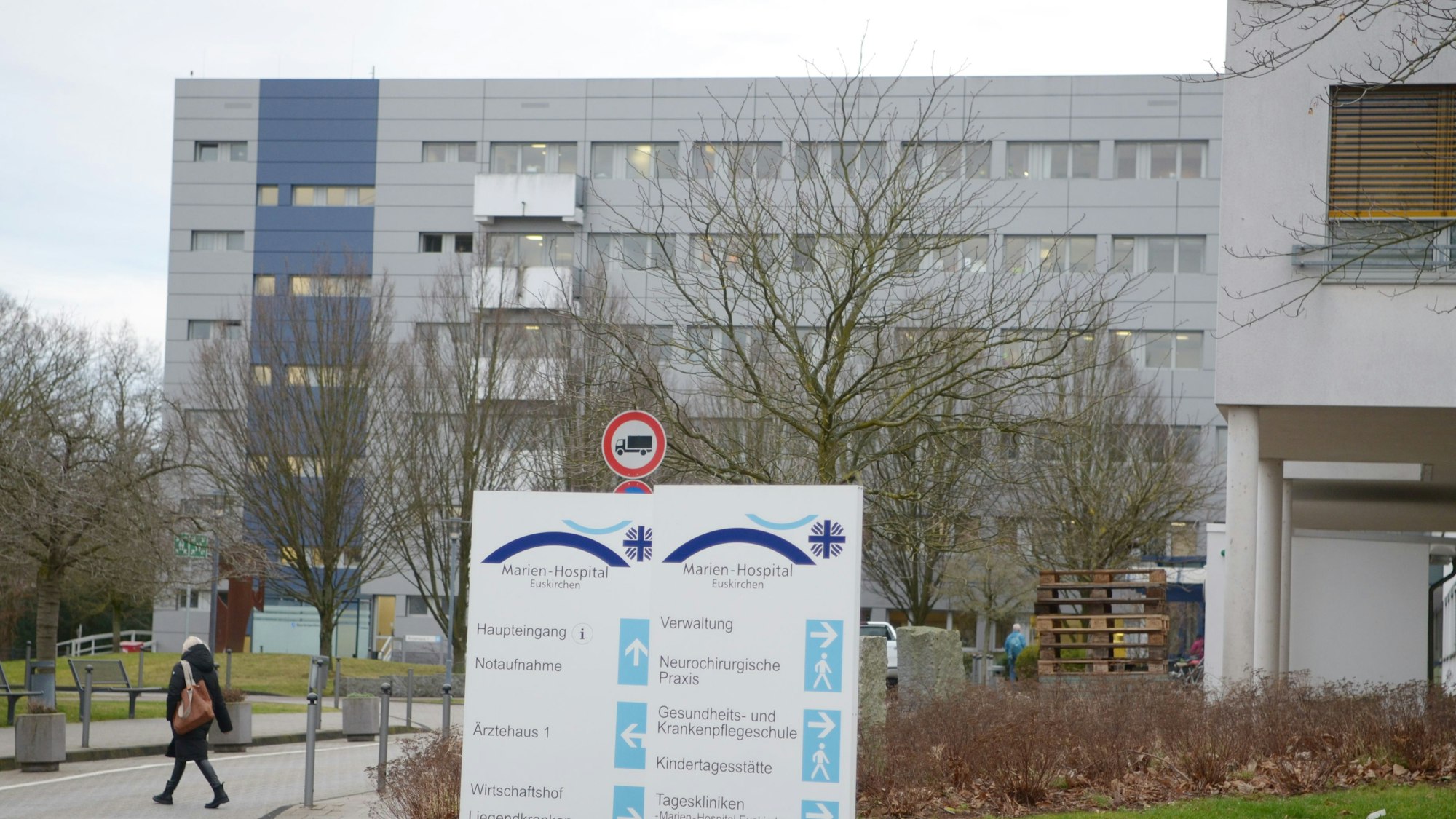 Die Zufahrt zum Krankenhausgelände mit Wegweiser.