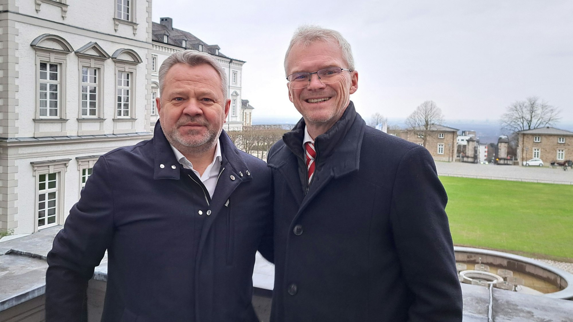 Bürgermeister Frank Stein und sein Amtskollege Anatolii Fedoruk aus der ukrainischen Stadt Butscha stehen auf dem Balkon von Schloss Bensberg.