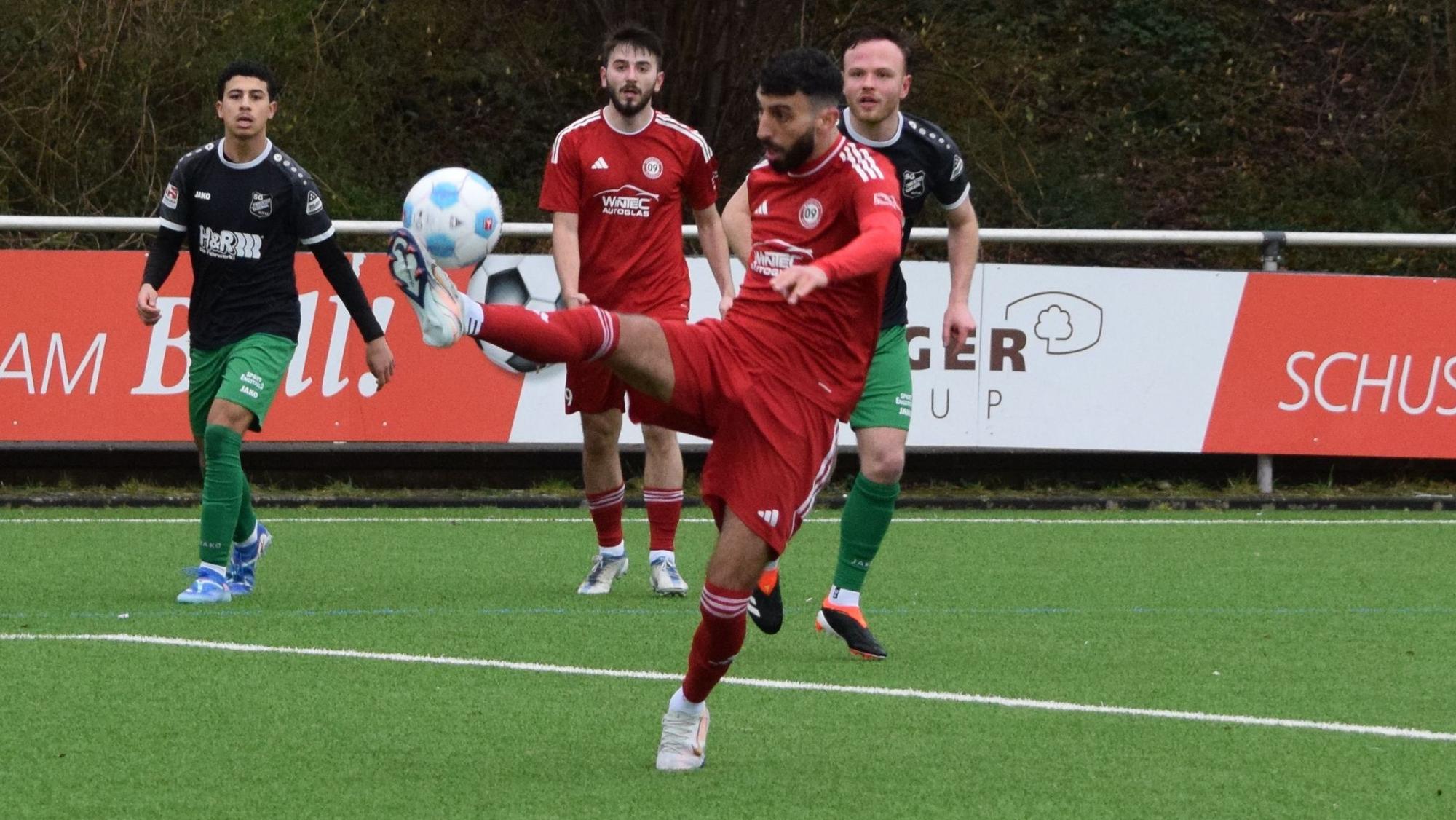 Mo Dahas zaubert mit dem Ball am Fuß.