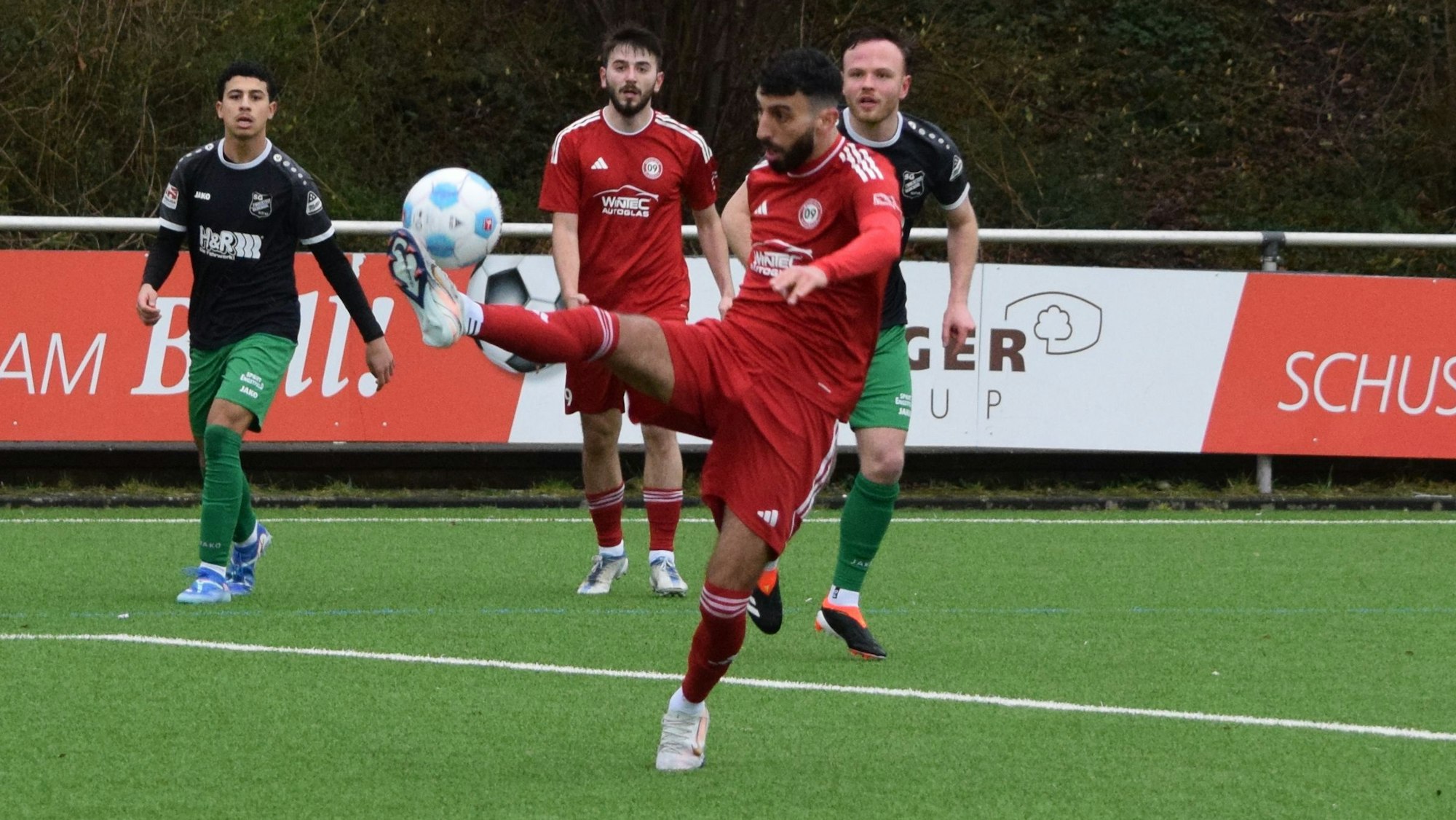 Mo Dahas zaubert mit dem Ball am Fuß.
