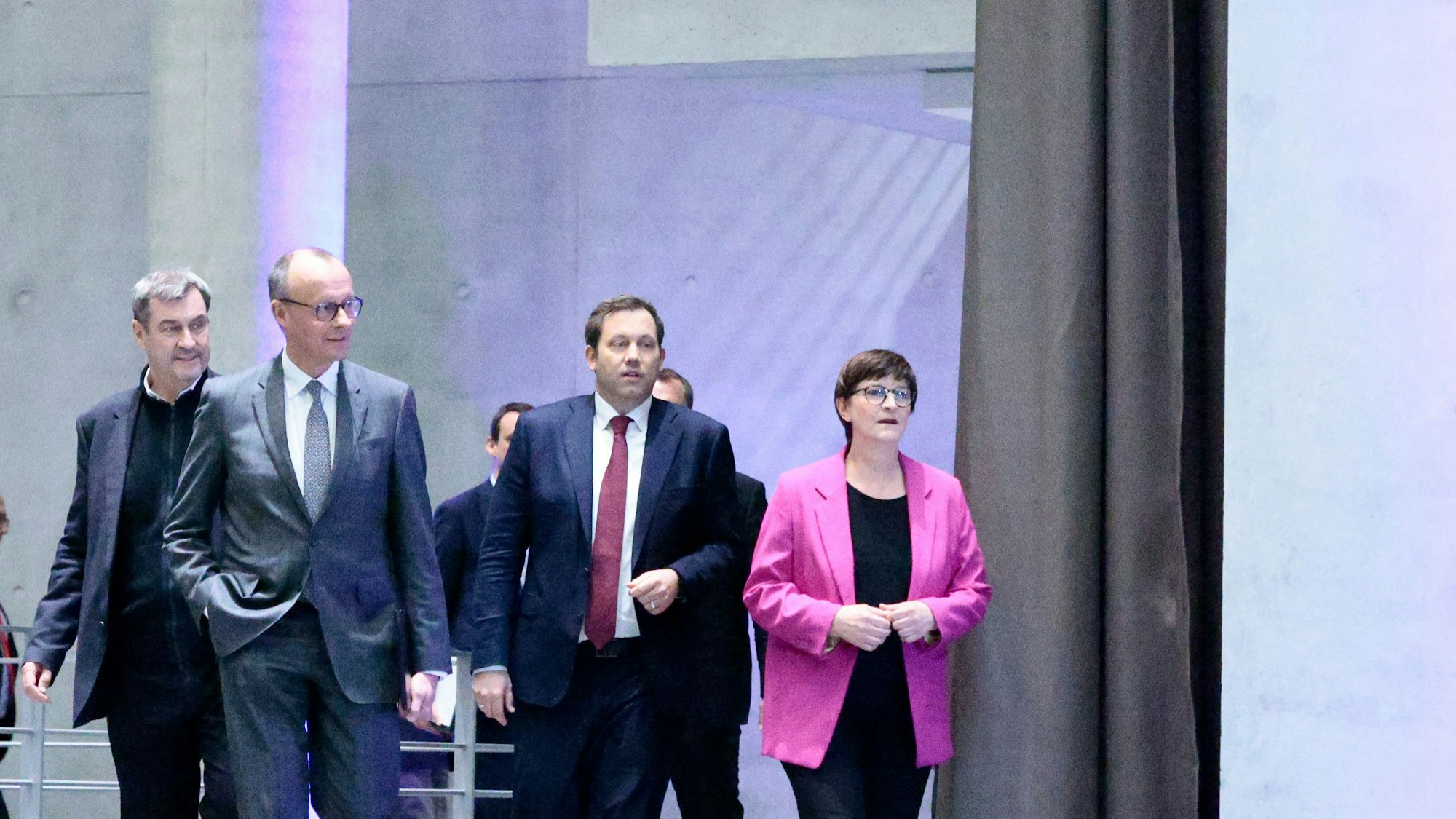 Das Foto zeigt Markus Söder (l-r), Vorsitzender der CSU und Ministerpräsident von Bayern, Friedrich Merz, Kanzlerkandidat der Union, Fraktionsvorsitzender der Union und Bundesvorsitzender der CDU, Lars Klingbeil, Fraktionsvorsitzender der SPD und Bundesvorsitzender, und Saskia Esken, Parteivorsitzende der SPD, auf dem Weg zu einer Pressekonferenz über die Sondierungsgespräche zwischen der Union und der SPD.