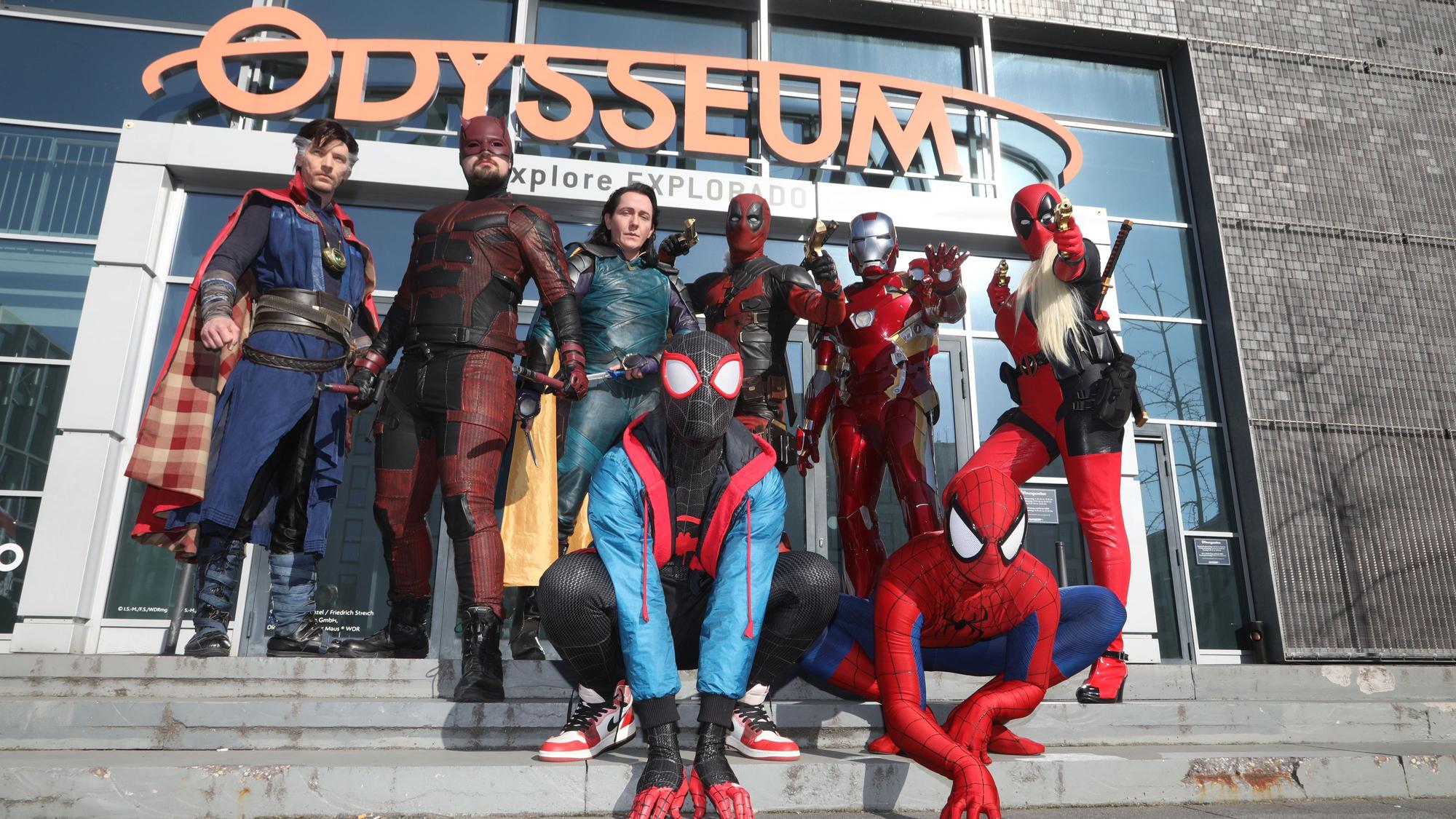 Die Superhelden der Marvel-Comics bevölkern das „Odysseum“ in Kalk. Retten können sie es nicht mehr.