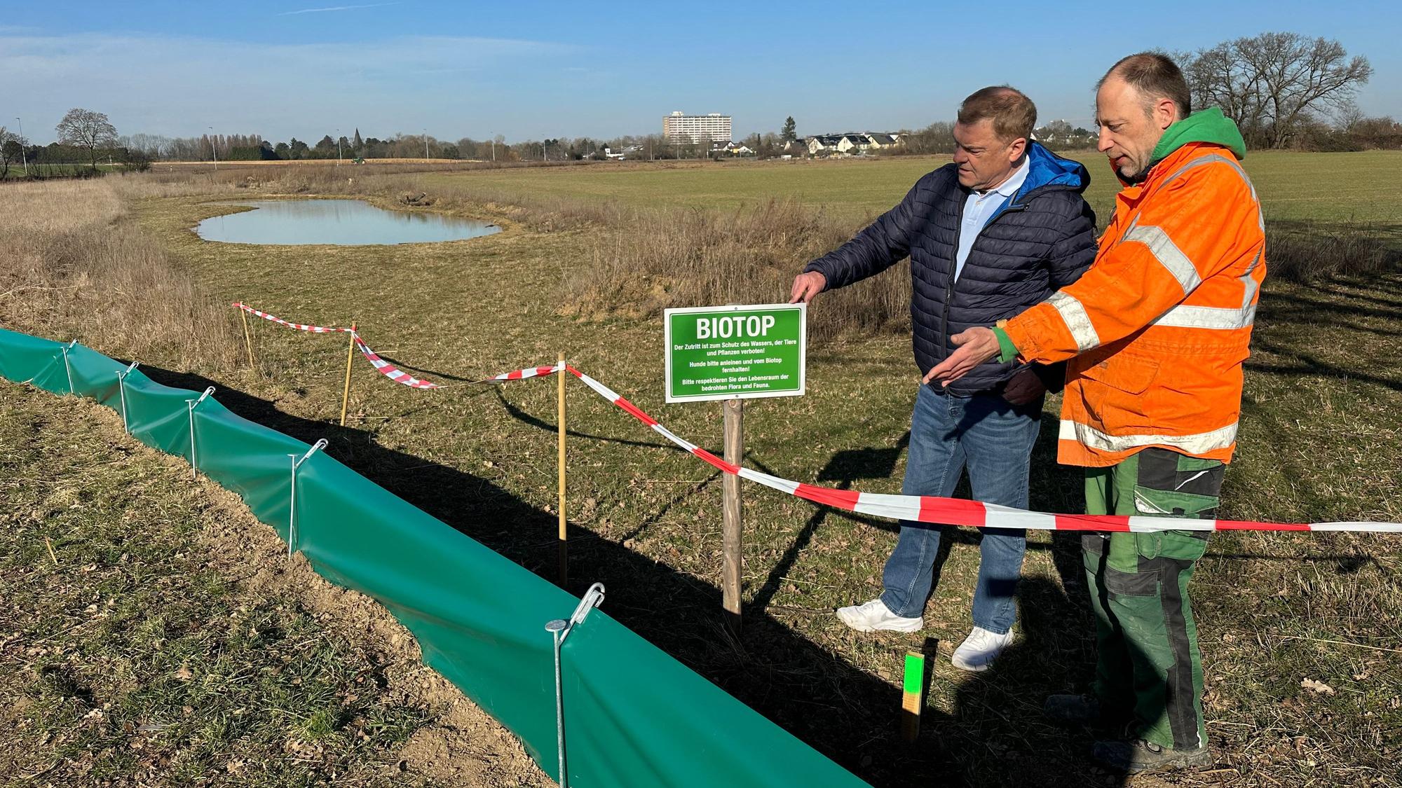 Der Butterberg ist auch ein Lebensraum. Andreas Fey (l.) und Achim Baumgartner, beide BUND, am Amphibienschutzzaun.