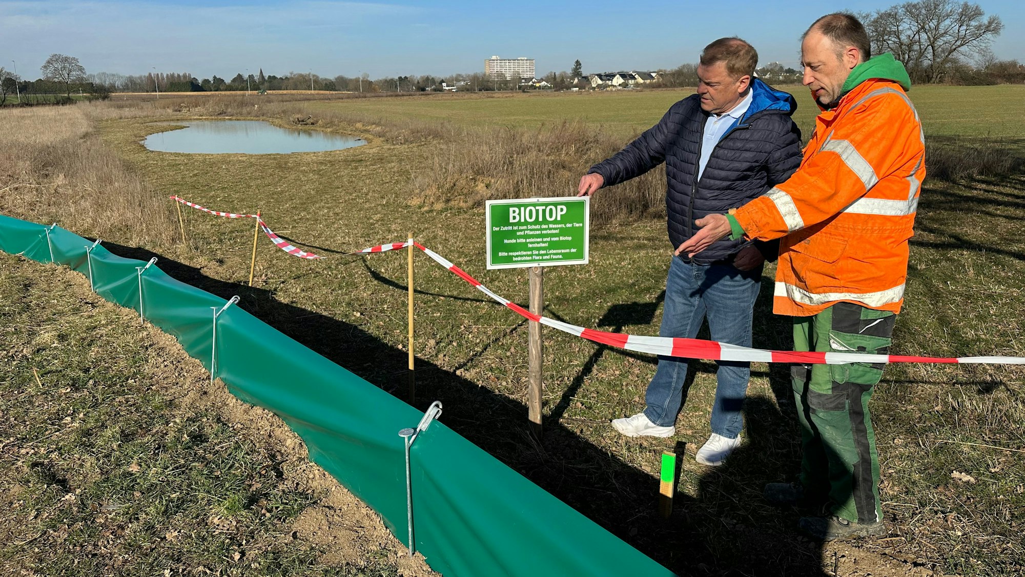 Der Butterberg ist auch ein Lebensraum. Andreas Fey (l.) und Achim Baumgartner, beide BUND, am Amphibienschutzzaun.