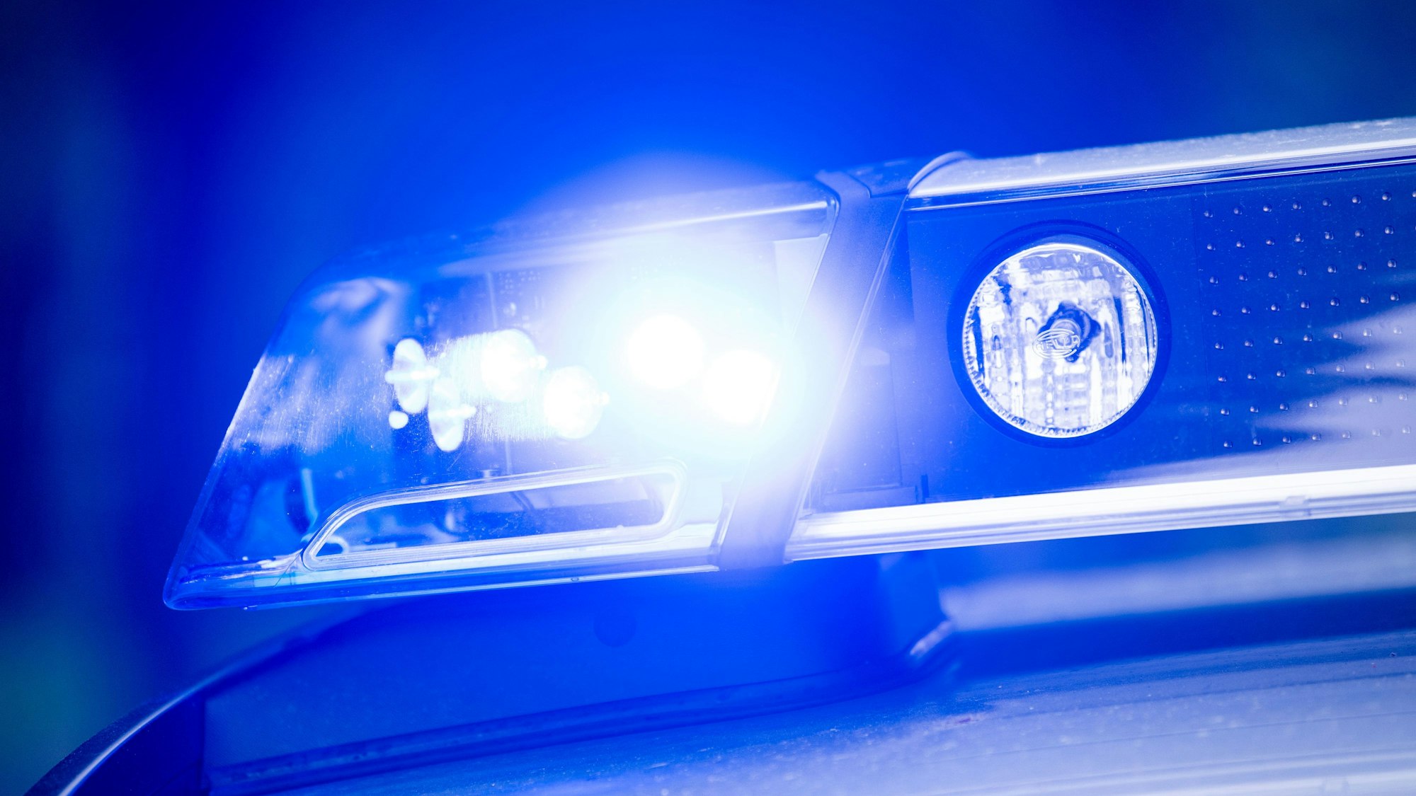 ARCHIV - 15.05.2019, Bayern, Dachau: Ein Blaulicht leuchtet an einer Polizeistreife. (zu dpa: «Mann fährt mit 186 Kilometer pro Stunde durch Baustelle») Foto: Lino Mirgeler/dpa +++ dpa-Bildfunk +++