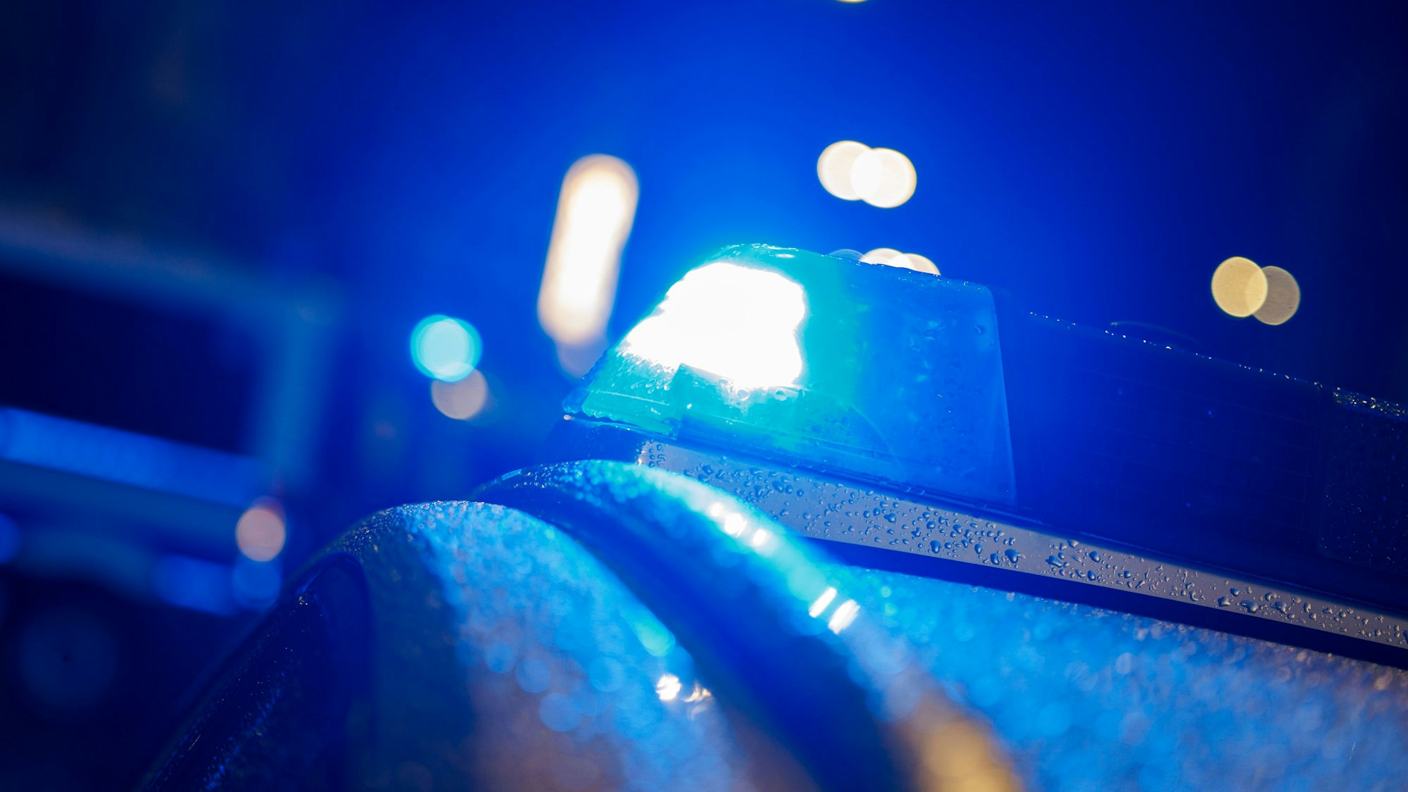 22.02.2025, Nordrhein-Westfalen, Wuppertal: Das Blaulicht eines Polizeifahrzeugs leuchtet blau bei einer Großlage in Wuppertal. (zu dpa: «Mann in Chemnitz mit Schlägen und Tritten schwer verletzt») Foto: Christoph Reichwein/dpa +++ dpa-Bildfunk +++