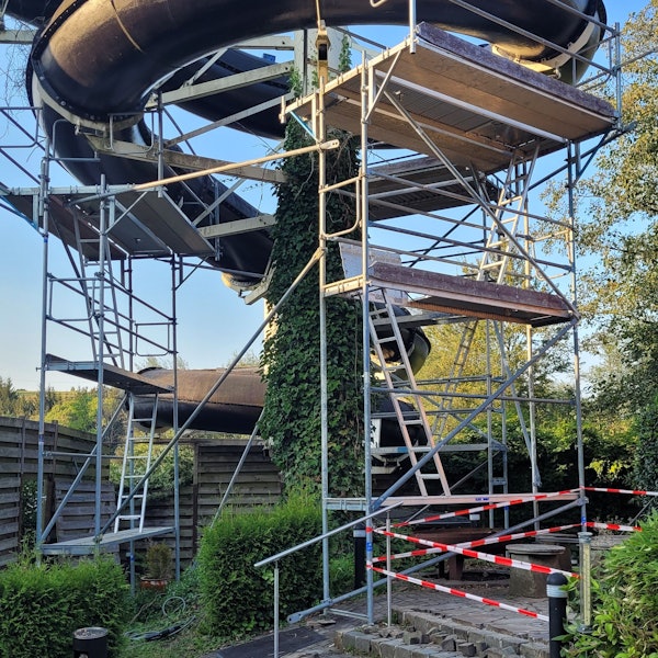 Teile der Kürtener Badrutsche „Magic Black Hole“