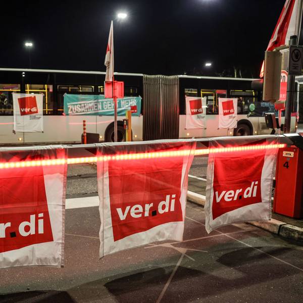 Busse der Kölner Verkehrsbetriebe KVB stehen im Depot. Die Gewerkschaft Verdi hat die Beschäftigten zu einem Warnstreik aufgerufen.