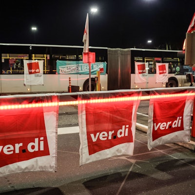 Busse der Kölner Verkehrsbetriebe KVB stehen im Depot. Die Gewerkschaft Verdi hat die Beschäftigten zu einem Warnstreik aufgerufen.