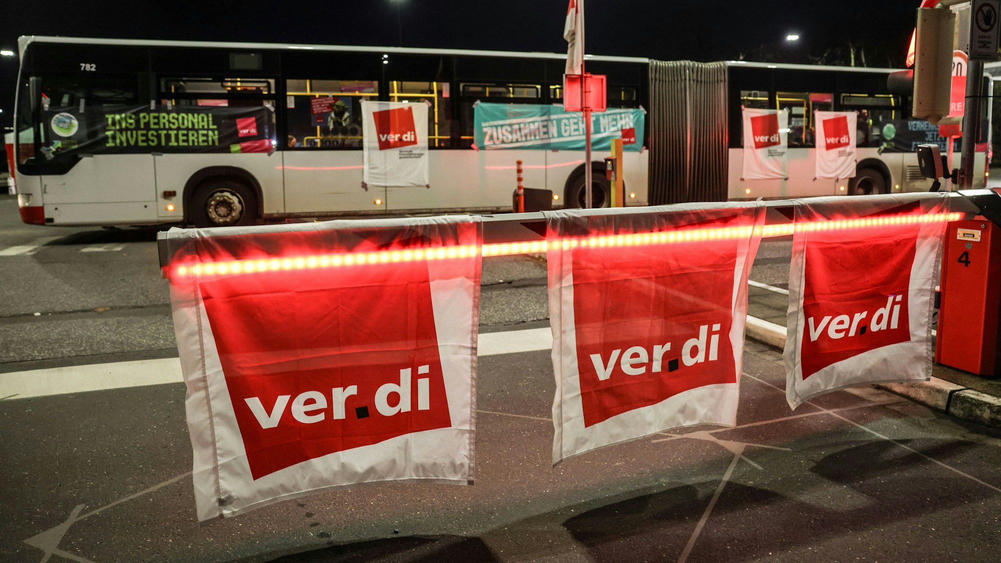 Busse der Kölner Verkehrsbetriebe KVB stehen im Depot. Die Gewerkschaft Verdi hat die Beschäftigten zu einem Warnstreik aufgerufen.