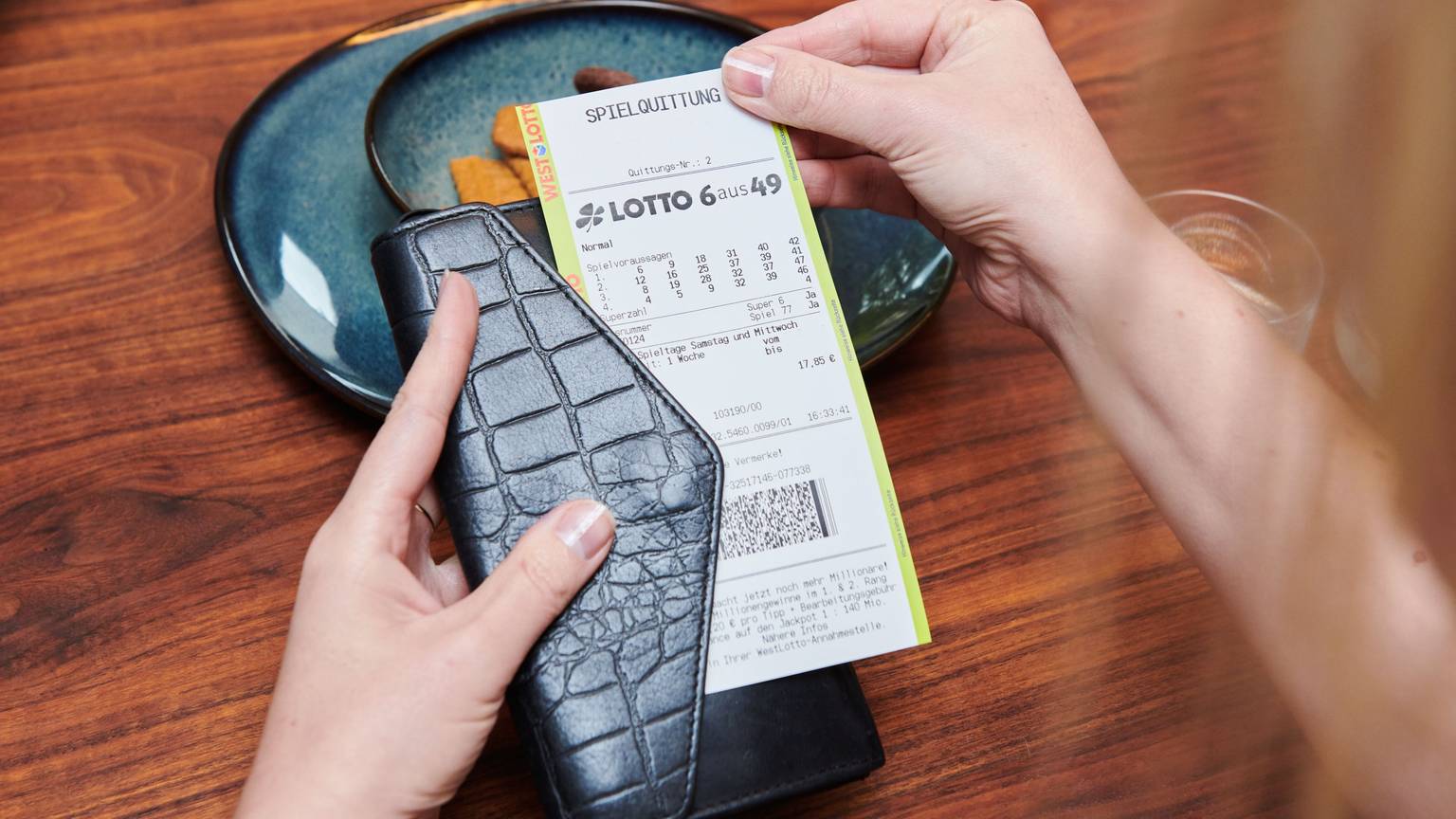 Kaum zu glauben, aber wahr: Am kommenden Samstag (8. März) wartet eine außergewöhnliche Jackpot-Situation bei LOTTO 6aus49. Neben dem Jackpot in der ersten Gewinnklasse von rund 14 Millionen, hat sich ein weiterer Jackpot im zweiten Rang von rund sechs Millionen Euro gebildet. Eine besondere Chance auf Millionengewinne.