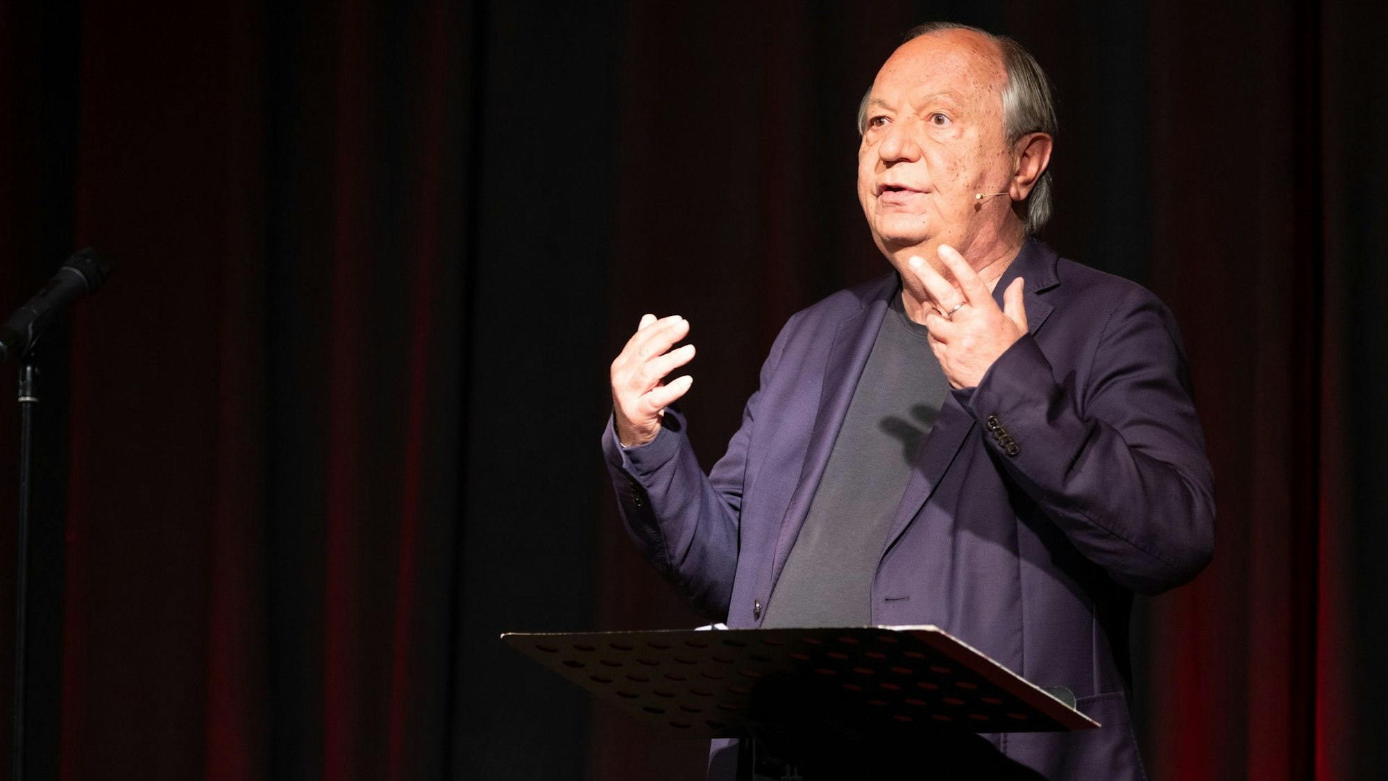 Der Kabarettist auf der Bühne.