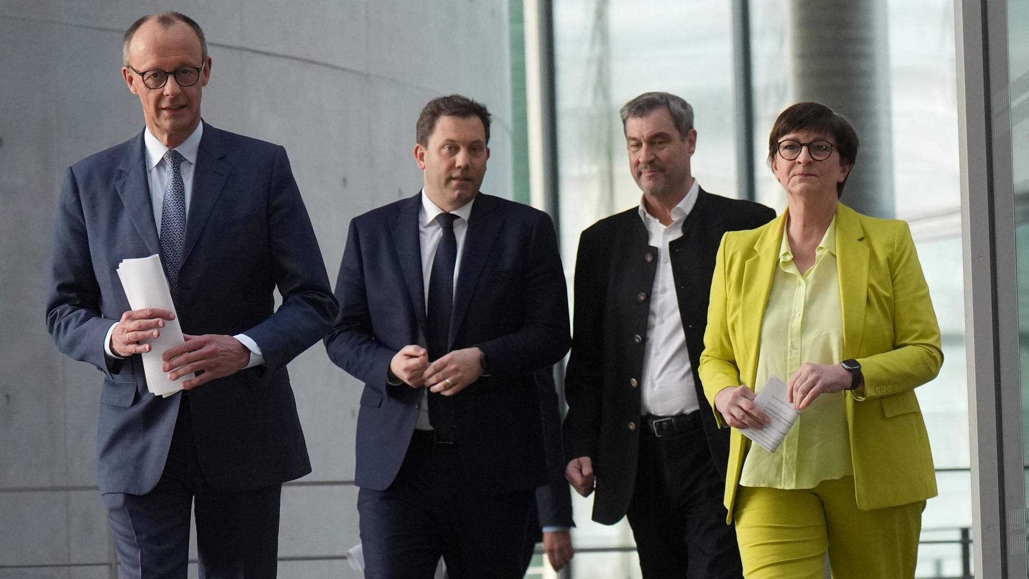 Friedrich Merz, Unions-Kanzlerkandidat und CDU Bundesvorsitzender, Lars Klingbeil, SPD-Bundesvorsitzender und SPD Fraktionsvorsitzender, Markus Söder, (CSU), Ministerpräsident von Bayern und CSU Vorsitzender, sowie Saskia Esken, SPD-Bundesvorsitzende, nehmen an einer Pressekonferenz nach den Sondierungsgesprächen von Union und SPD im Bundestag teil.