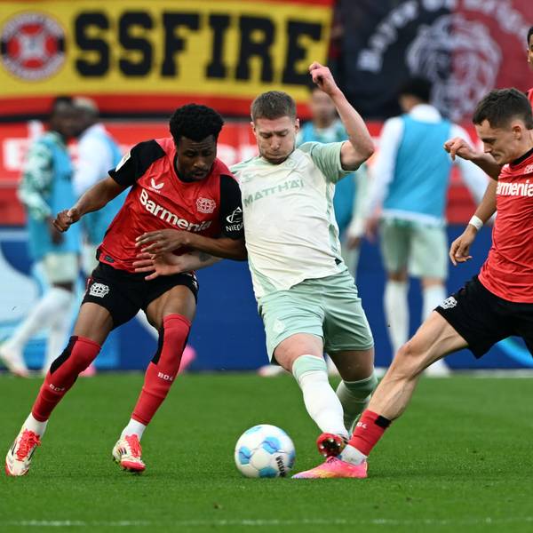 Leverkusens Florian Wirtz (r) wird von Bremens Mitchell Weiser gefoult.