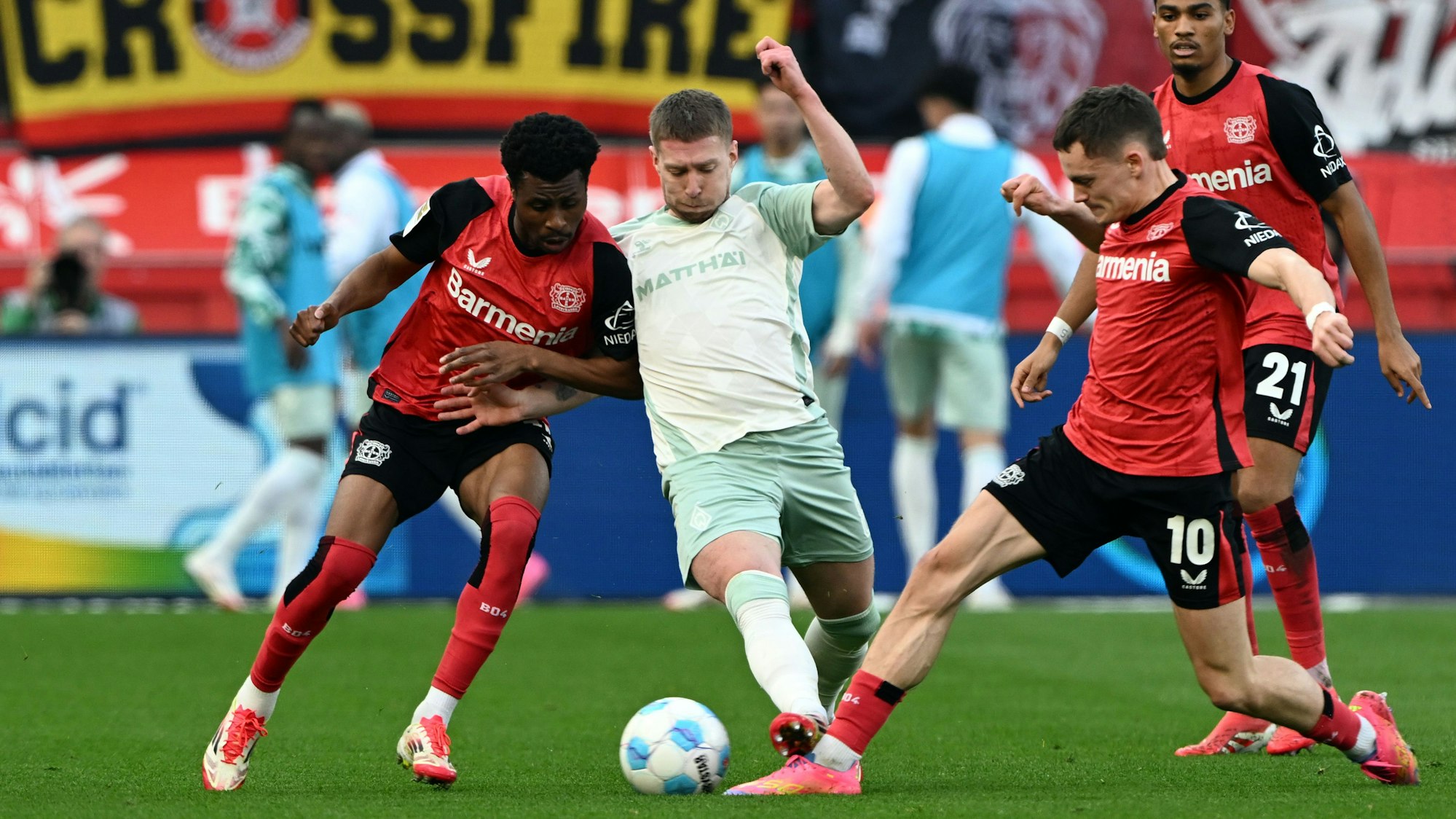 Leverkusens Florian Wirtz (r) wird von Bremens Mitchell Weiser gefoult.