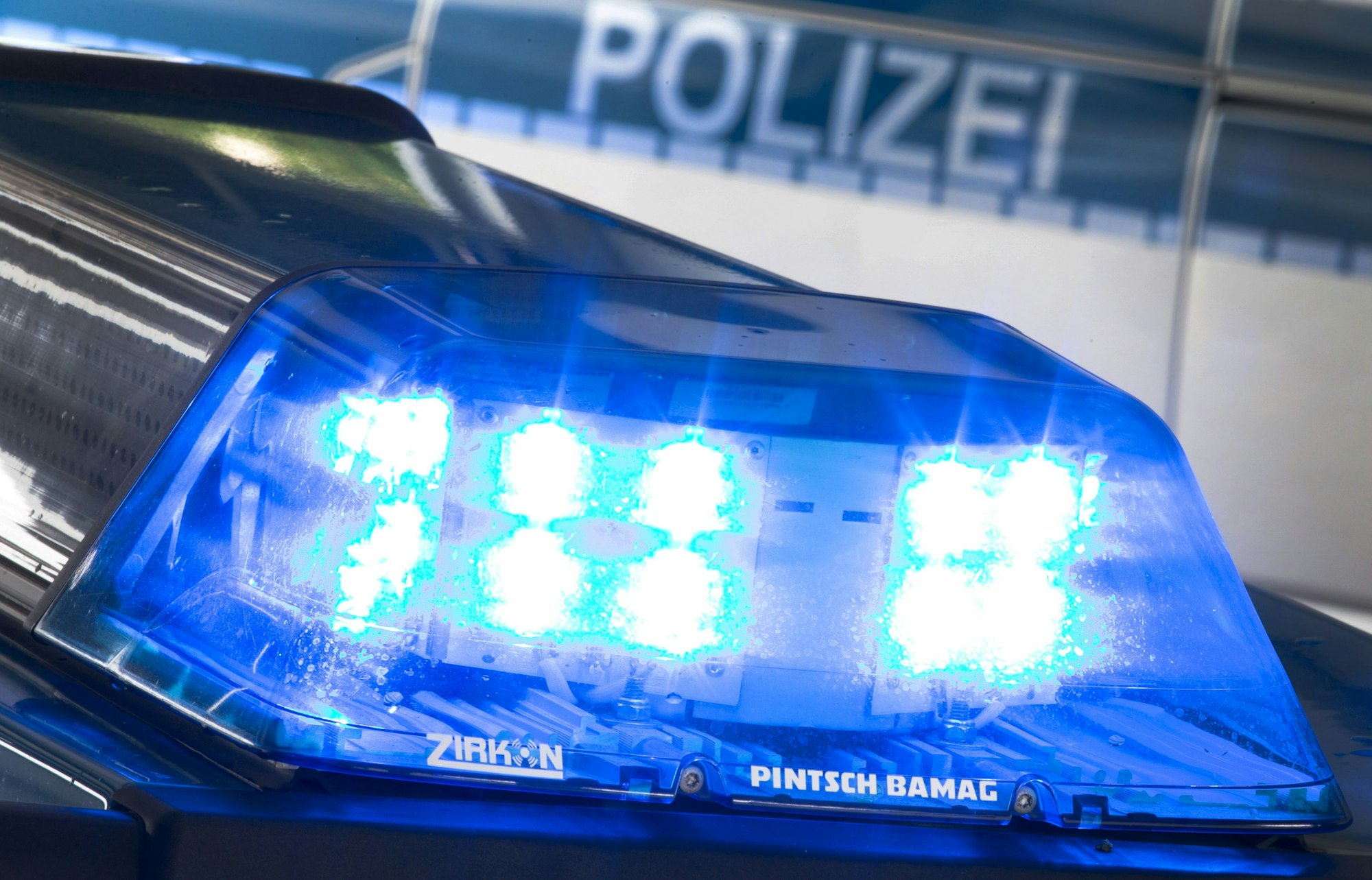 Ein Blaulicht leuchtet auf dem Dach eines Polizeiwagens
