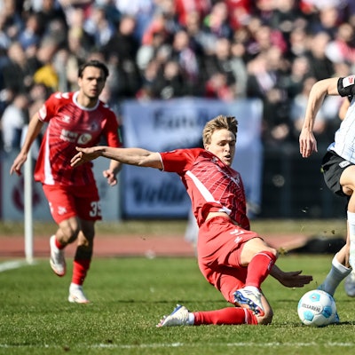 Kölns Timo Hübers (l) in Aktion gegen Ulms Semir Telalovic (r).