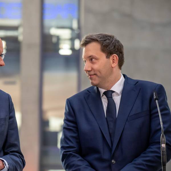 Friedrich Merz (l), Unions-Kanzlerkandidat und CDU Bundesvorsitzender und Lars Klingbeil, SPD-Bundesvorsitzender, und SPD Fraktionsvorsitzender nehmen an einer Pressekonferenz nach den Sondierungsgesprächen von Union und SPD im Bundestag teil.