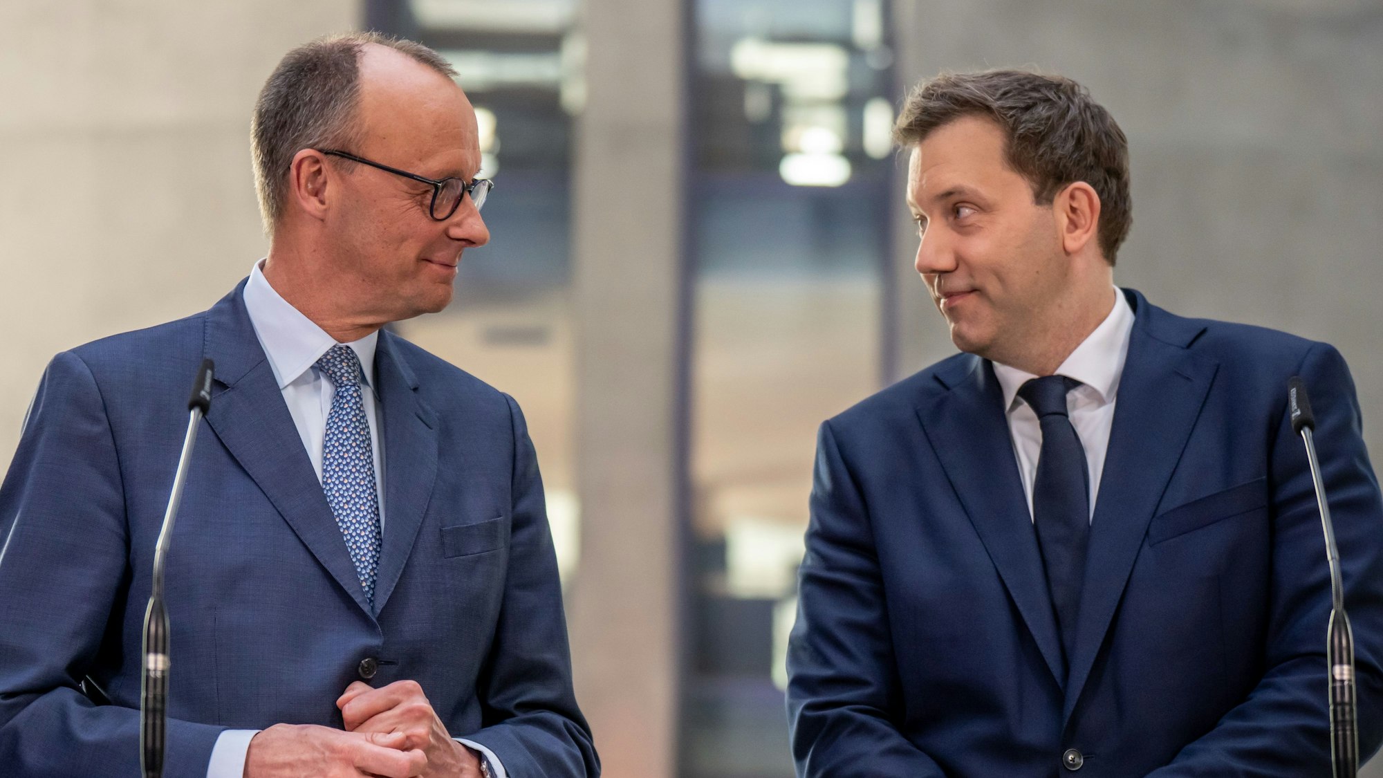Friedrich Merz (l), Unions-Kanzlerkandidat und CDU Bundesvorsitzender und Lars Klingbeil, SPD-Bundesvorsitzender, und SPD Fraktionsvorsitzender nehmen an einer Pressekonferenz nach den Sondierungsgesprächen von Union und SPD im Bundestag teil.