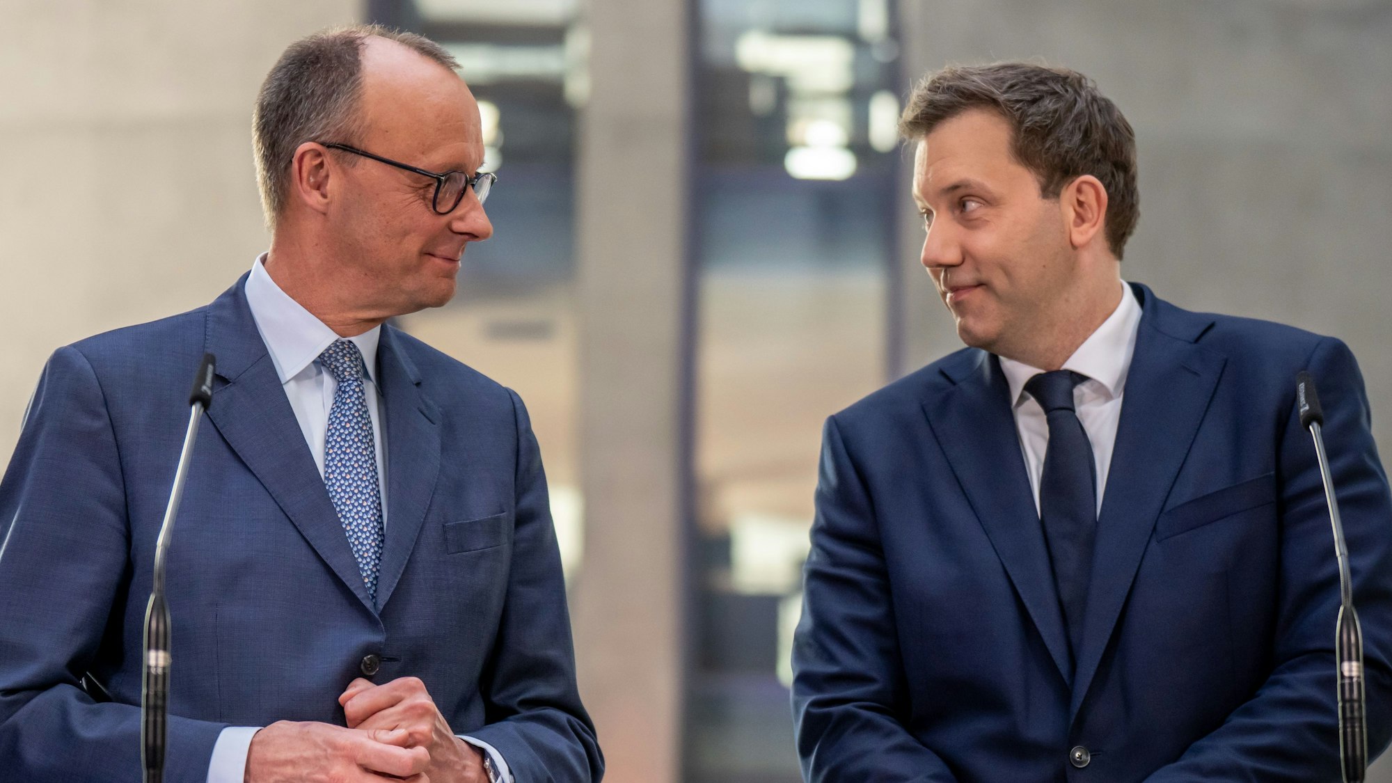 Friedrich Merz (l), Unions-Kanzlerkandidat und CDU Bundesvorsitzender und Lars Klingbeil, SPD-Bundesvorsitzender, und SPD Fraktionsvorsitzender nehmen an einer Pressekonferenz nach den Sondierungsgesprächen von Union und SPD im Bundestag teil. (Archivbild)