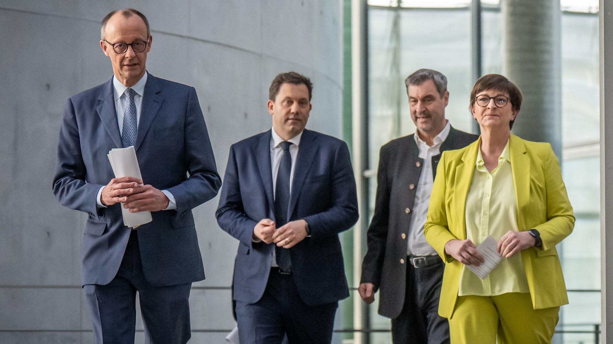 Friedrich Merz, Lars Klingbeil, Markus Söder und Saskia Esken (von links) zeigen sich zufrieden.