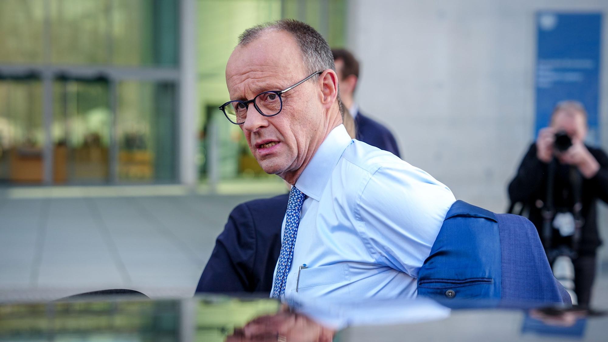 Friedrich Merz steigt nach der Pressekonferenz nach den Sondierungsgesprächen von Union und SPD in eine Limousine.