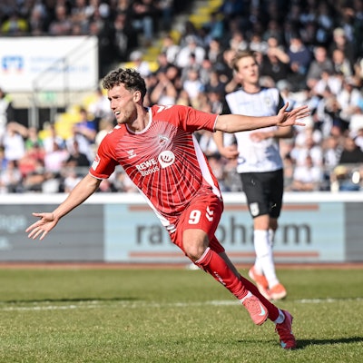 Luca Waldschmidt jubelt nach seinem entscheidenden Tor zum 0:1.