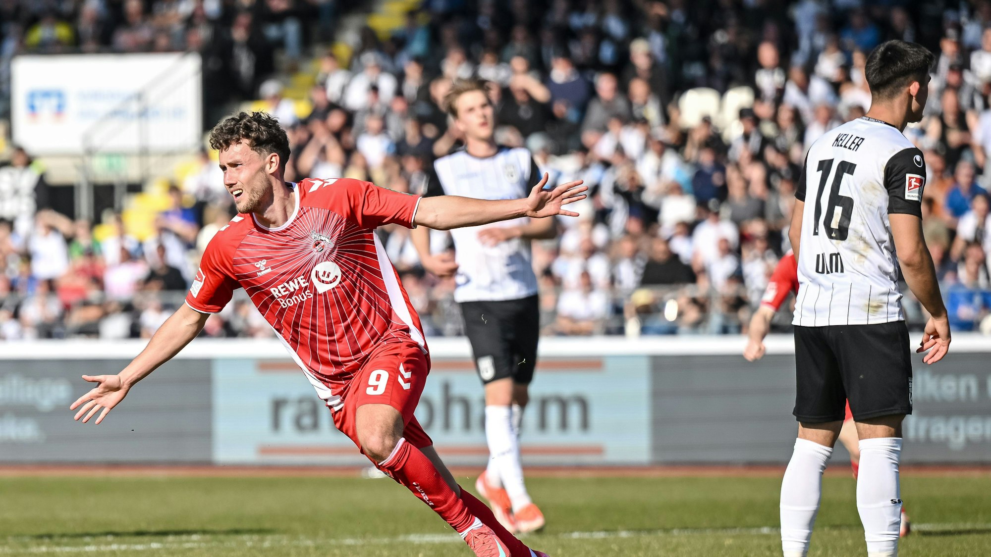 Luca Waldschmidt jubelt nach seinem entscheidenden Tor zum 0:1.