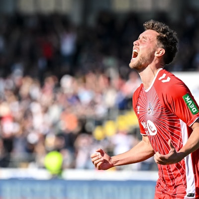 Luca Waldschmidt jubelt nach seinem Tor zum 0:1.