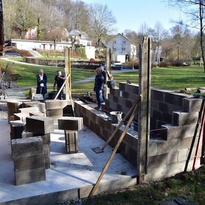 Die ersten Steine für das Duschhaus im Waldfreibad Much wurden am Wochenende (9. März 2025) gemauert.