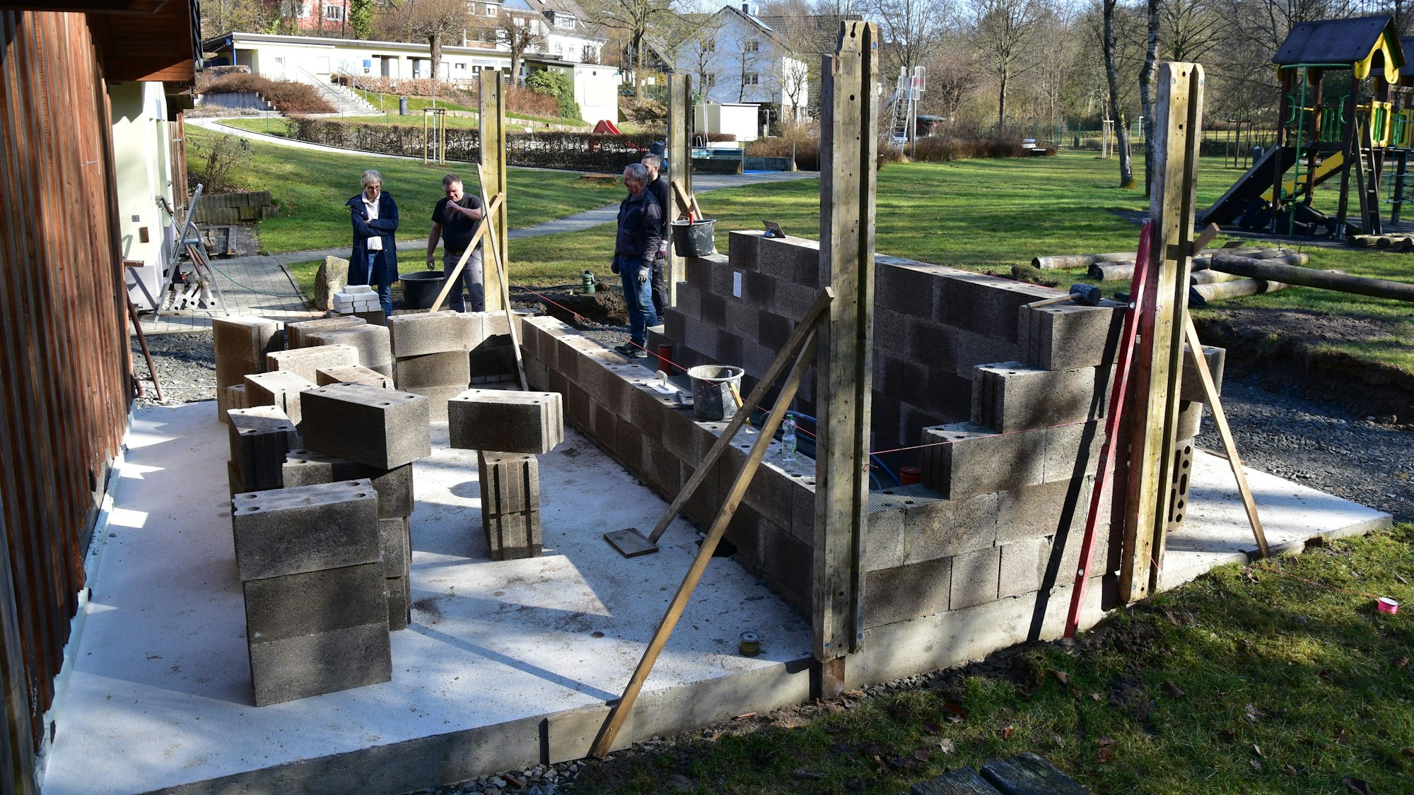 Die ersten Steine für das Duschhaus im Waldfreibad Much wurden am Wochenende (9. März 2025) gemauert.