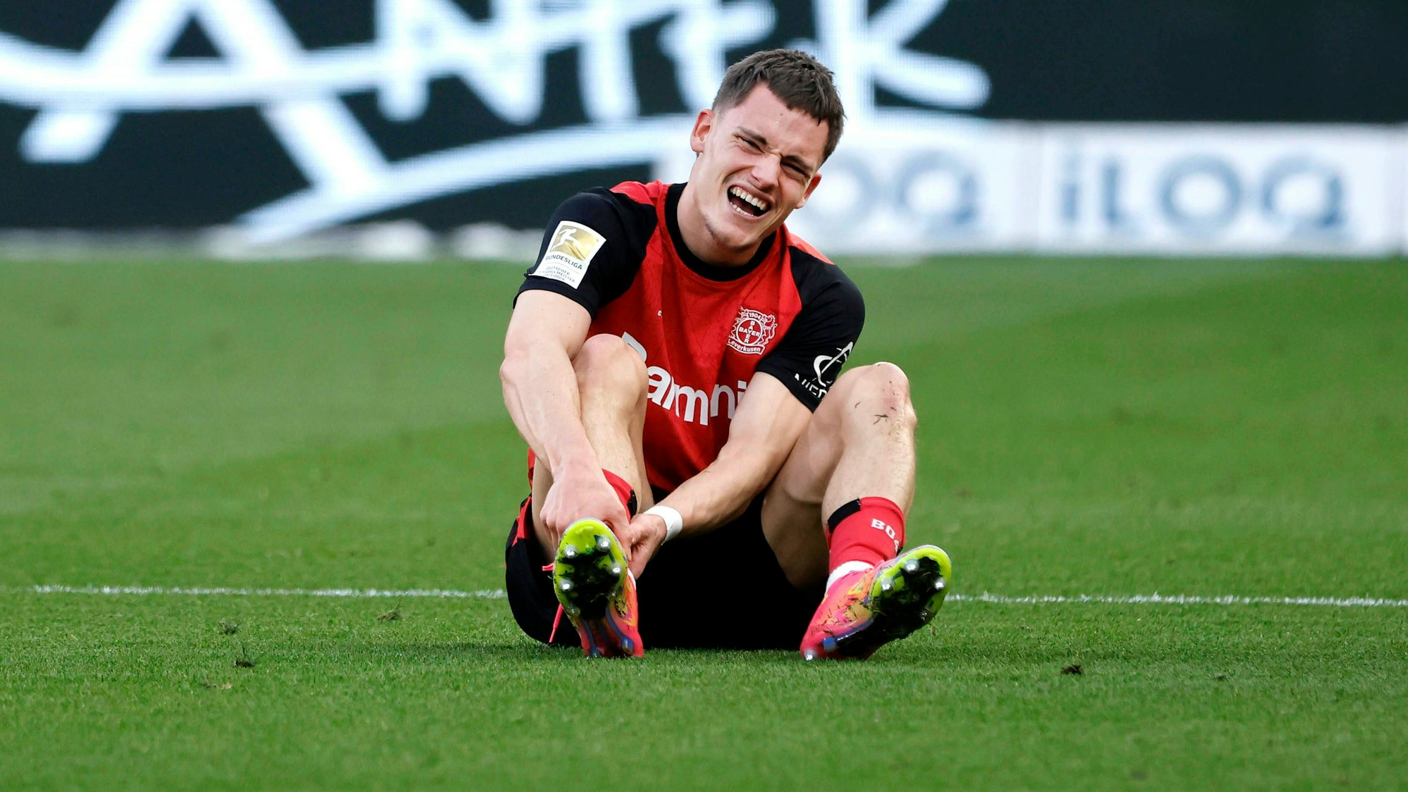 Nach einem rüden Foul von seinem ehemaligen Mannschaftskameraden Mitchell Weiser musste Florian Wirtz das Spielfeld vorzeitig verletzt verlassen.