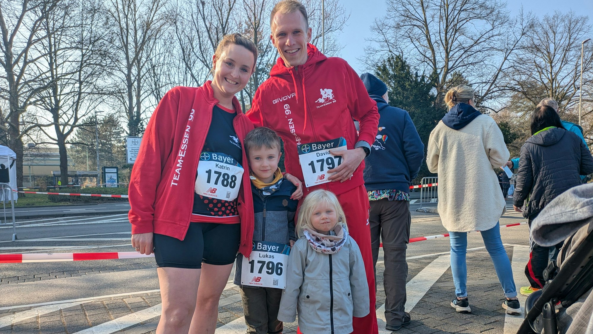 Eine Läuferfamilie beim Lauf rund ums Bayerwerk