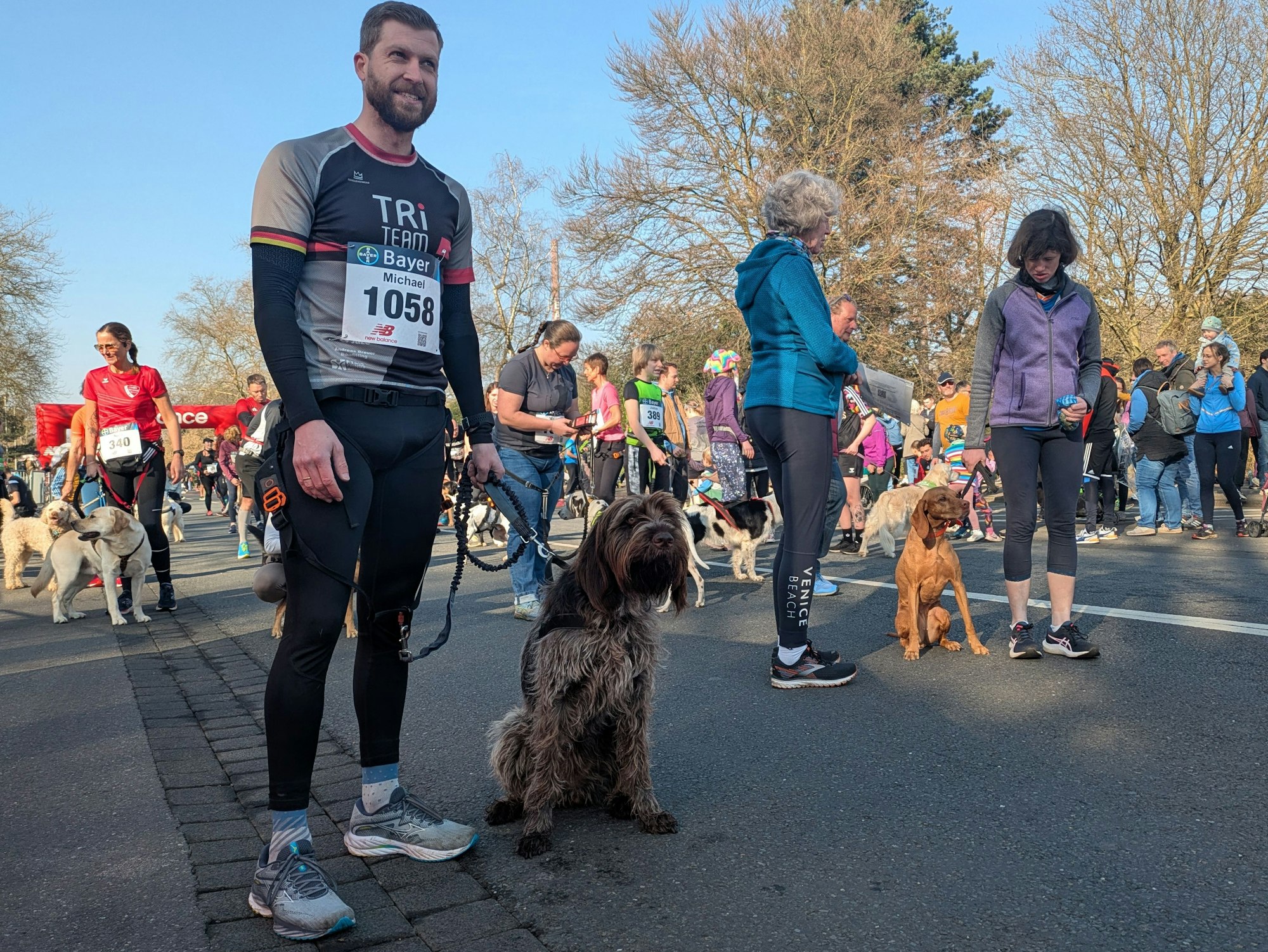 Ein Mann und sein Hund bereiten sich auf einen gemeinsamen Lauf vor.