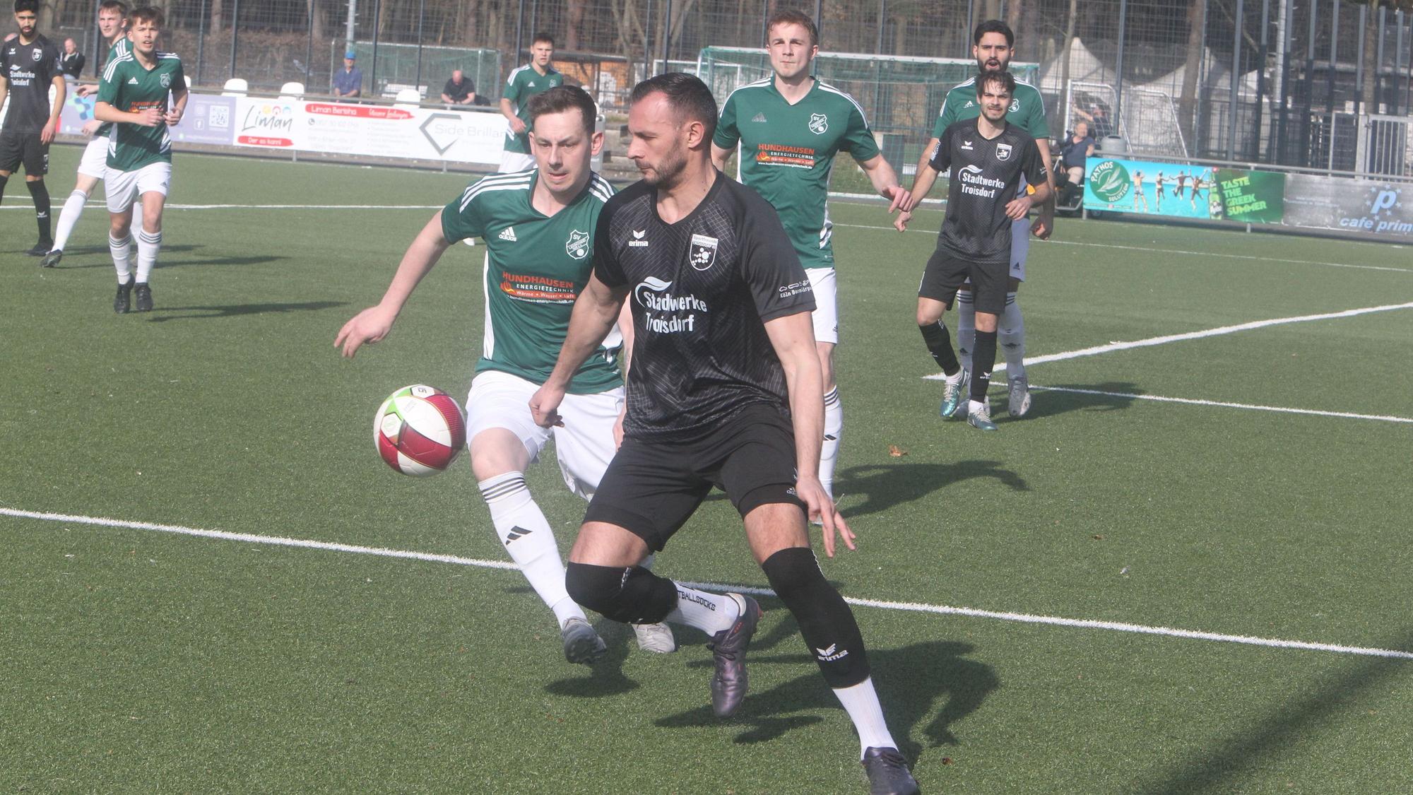Florent Muja (vorne)