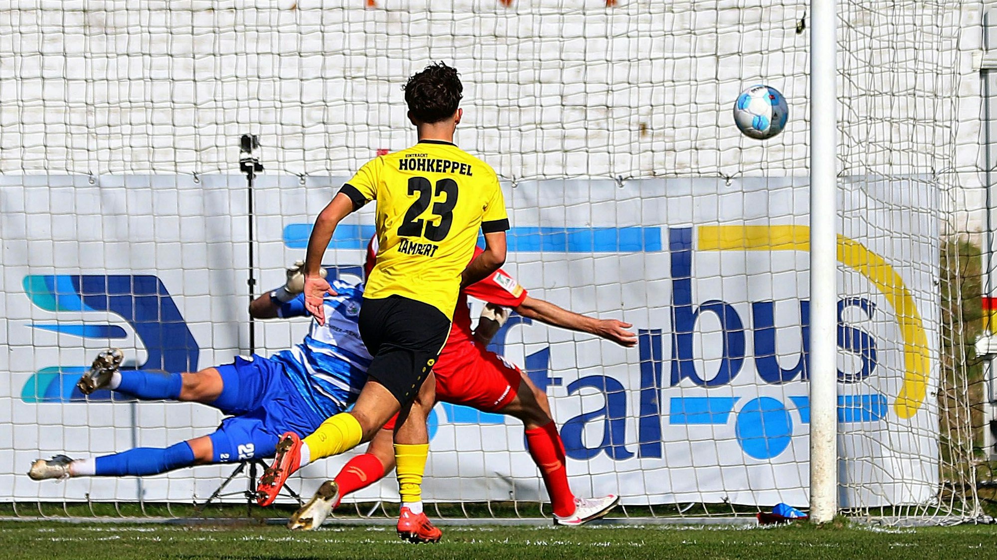 Hohkeppels Philipp Lambert schaut hinterher, wie der von Enzo Wirtz geschossene Ball im Tor der Oberhausener landet.