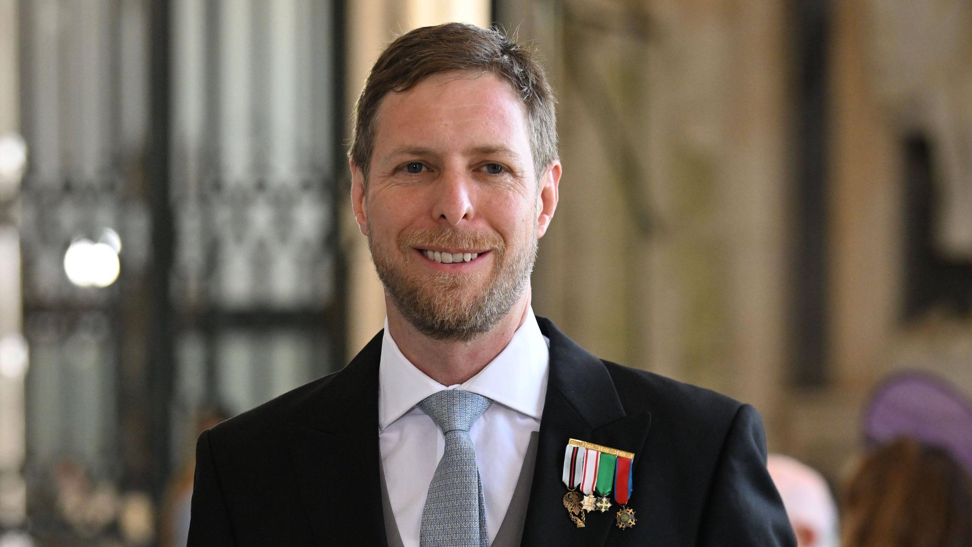 Prinz Leka von Albanien posiert.