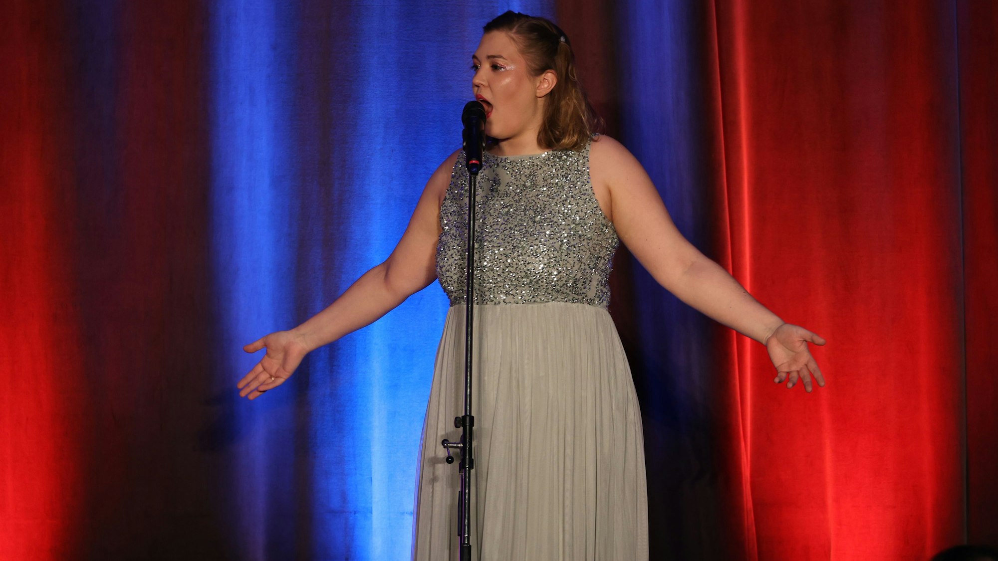 Fee Brembeck war mit ihrem Programm „Erklär’s mir, als wäre ich eine Frau“ in Leverkusen zu Gast.